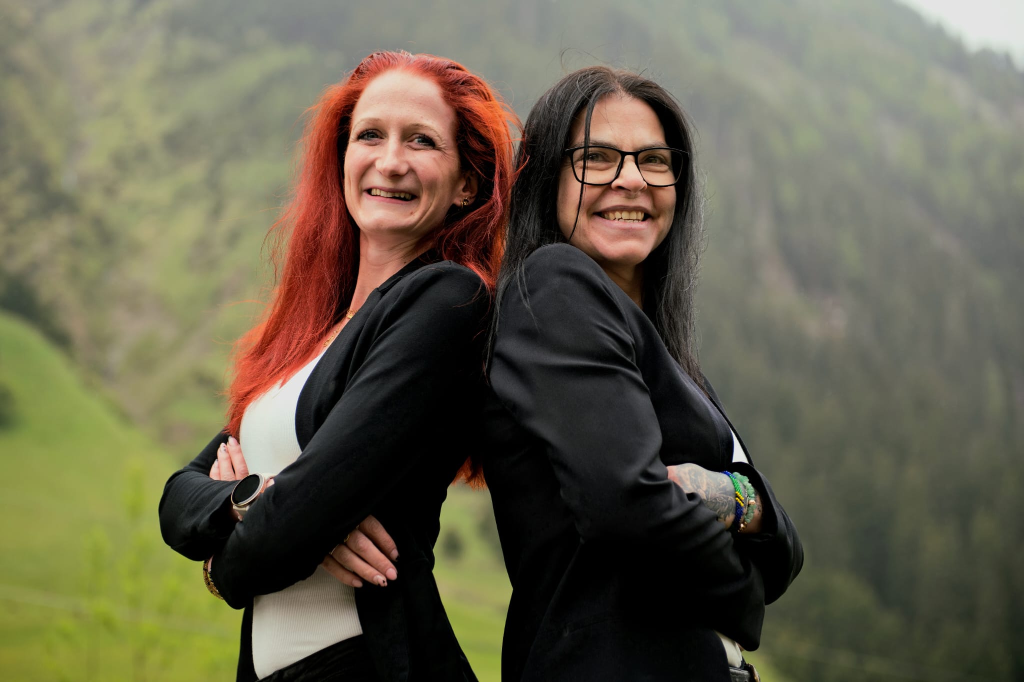 Jacqueline und Patricia Rücken an Rücken